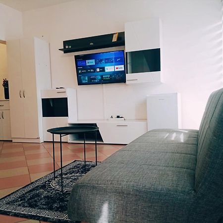 Easy Check In Apartments 021 Vladika Нови Сад Екстериор снимка